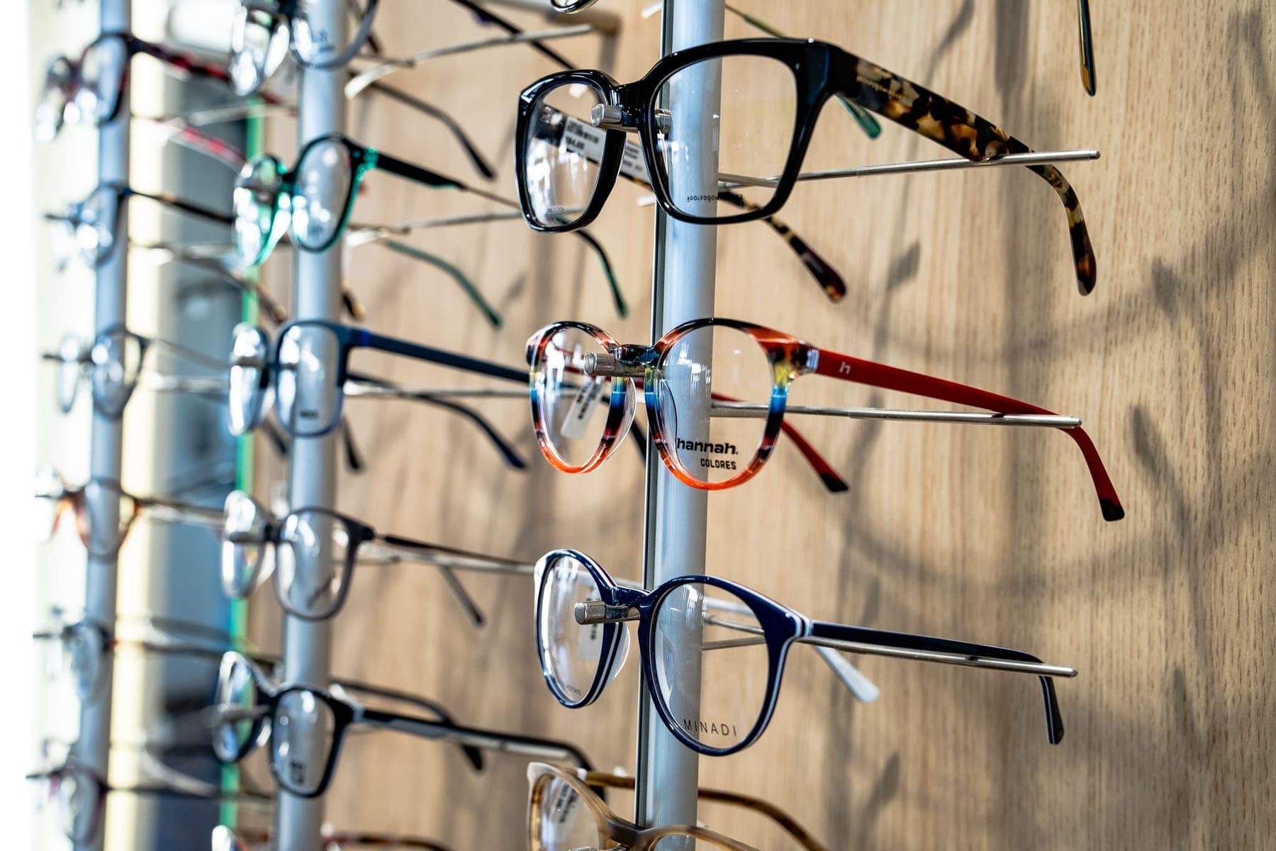 Optiker berät Kundin bei der Brillenauswahl